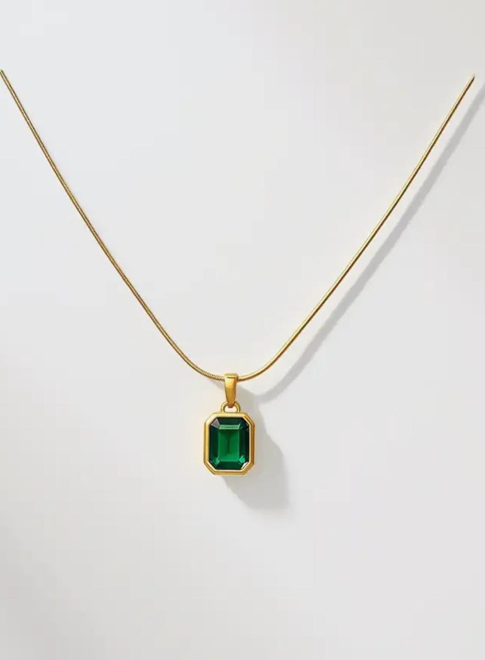 Minimal Jewels necklaces and chains
